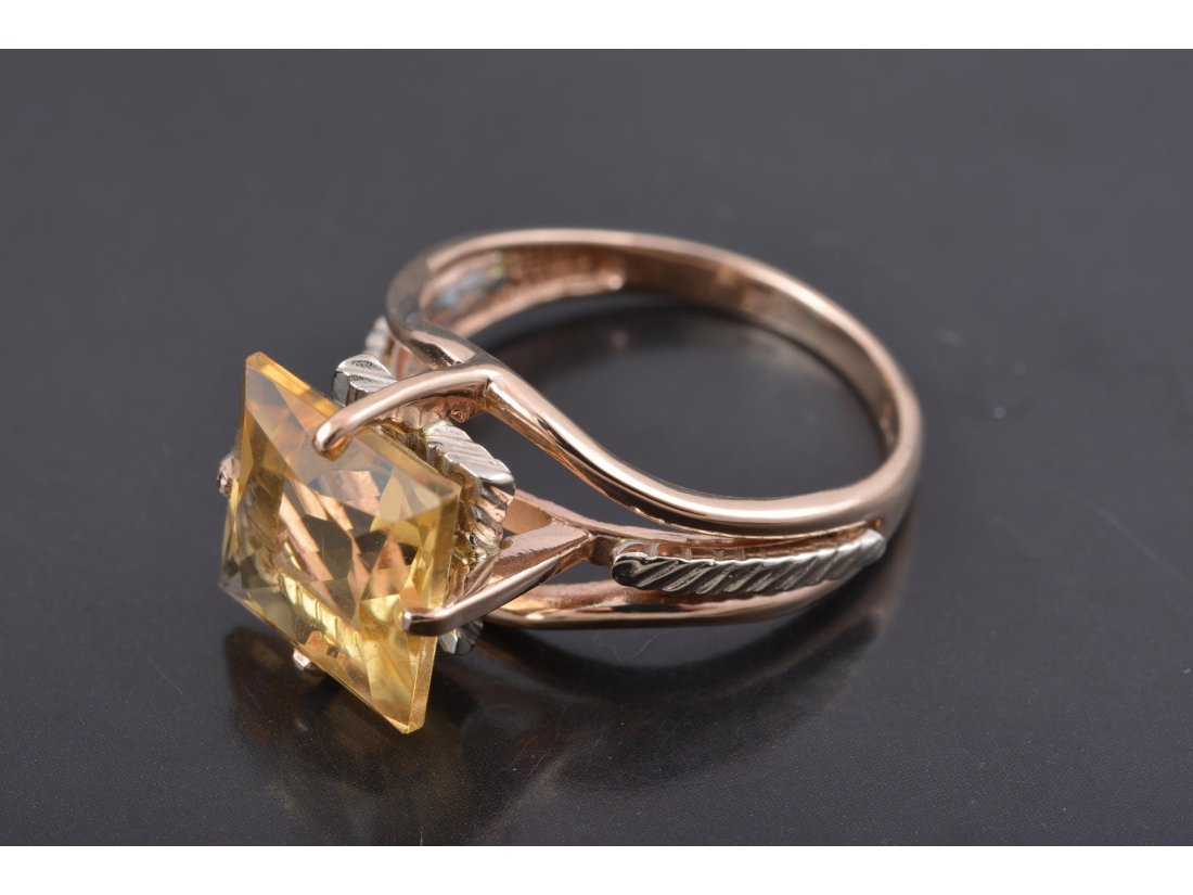 Гарнітур із квадратним каменем