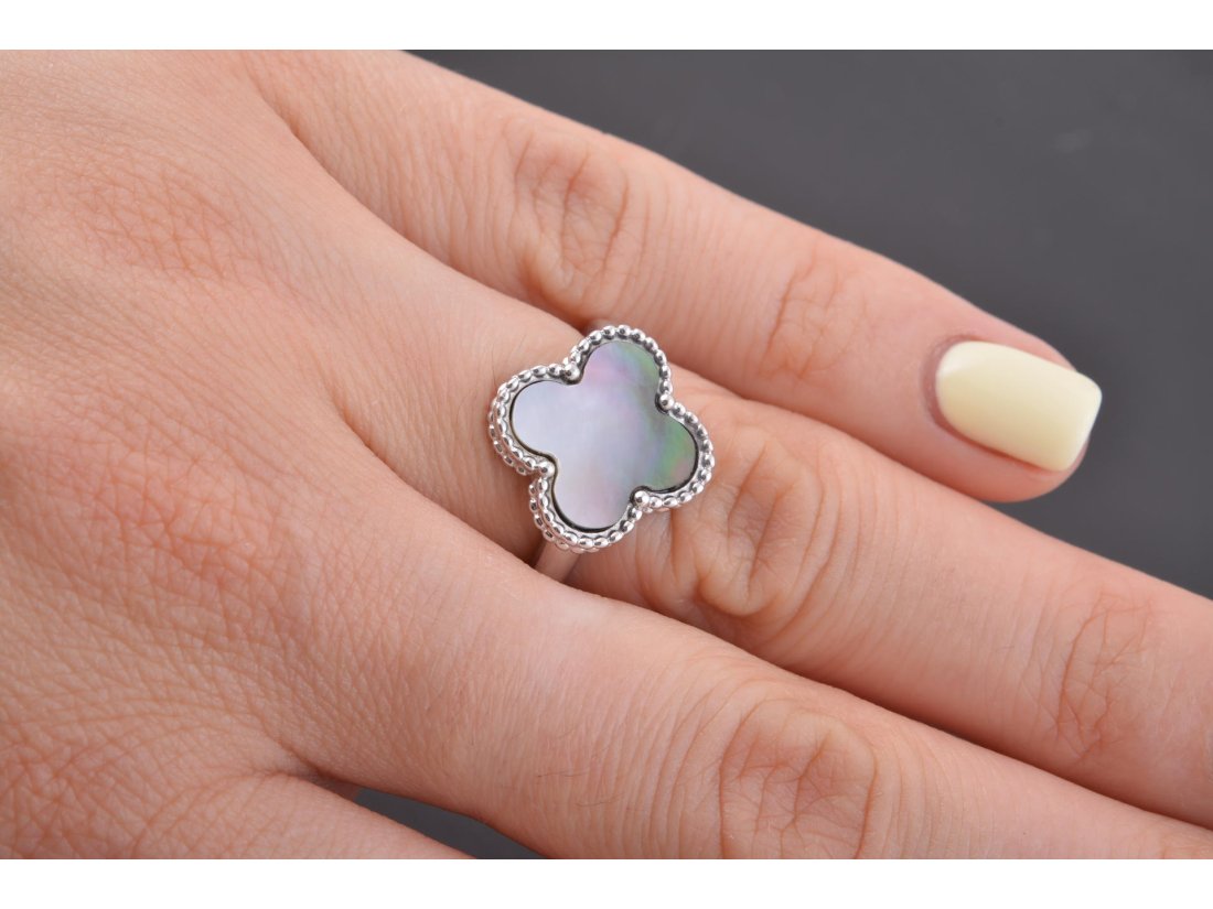 Каблучка з чорним перламутром у стилі Van Cleef & Arpels