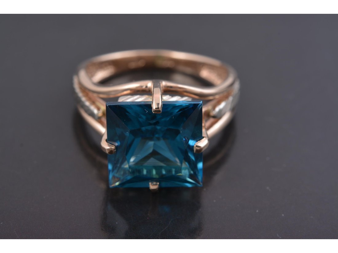 Жіноча каблучка з квадратним каменем