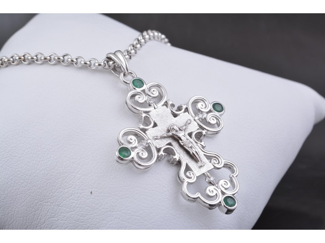 Хрест із білого золота зі смарагдом та діамантом
