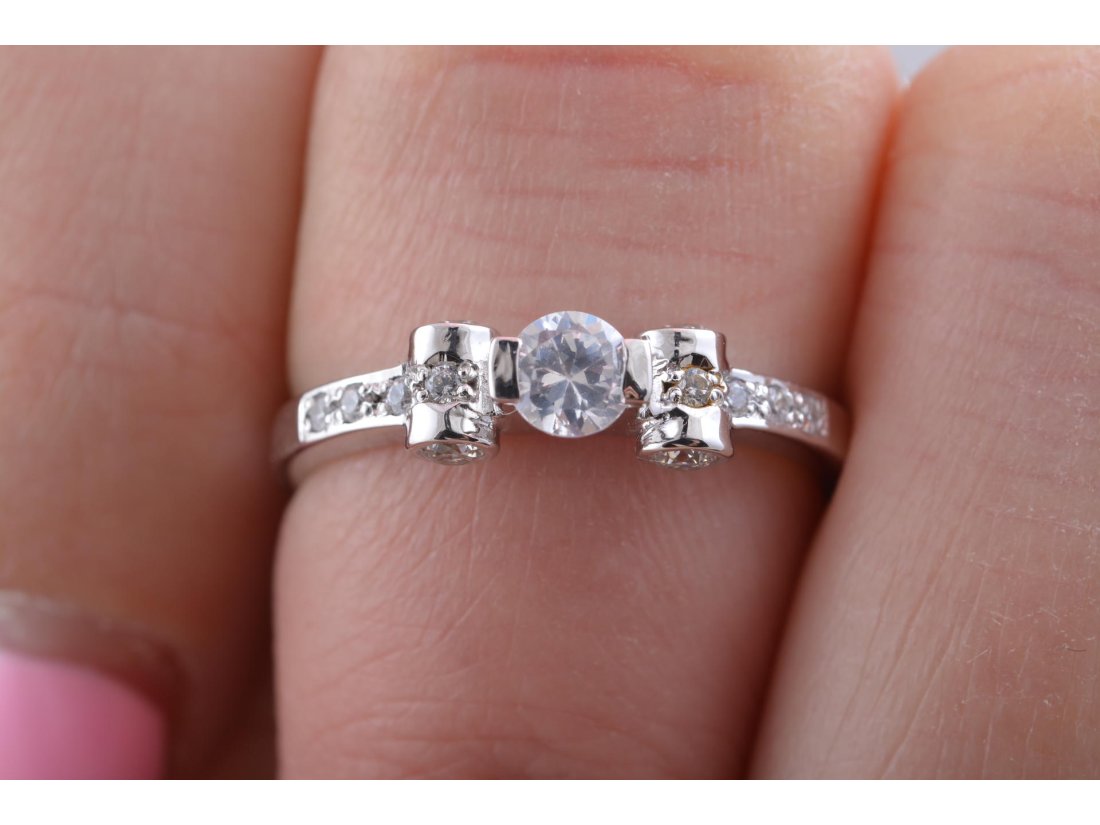 Жіноча каблучка