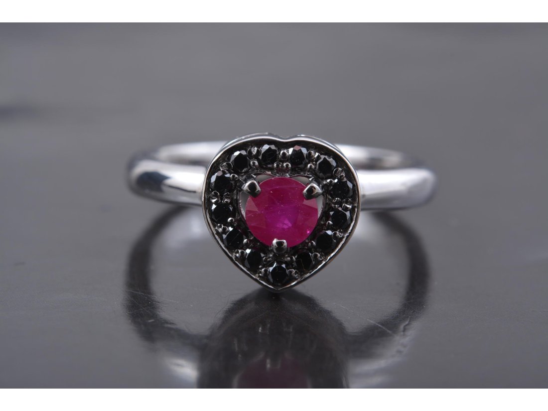 Каблучка &quot;Серце&quot; з рубіном та чорними діамантами