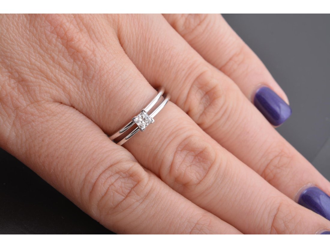 Каблучка з діамантом - Купити