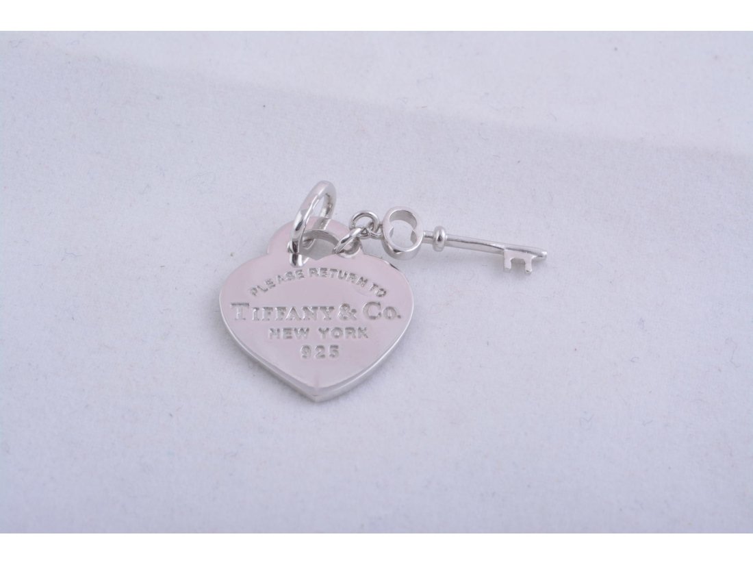Підвіс у формі серця з ключем