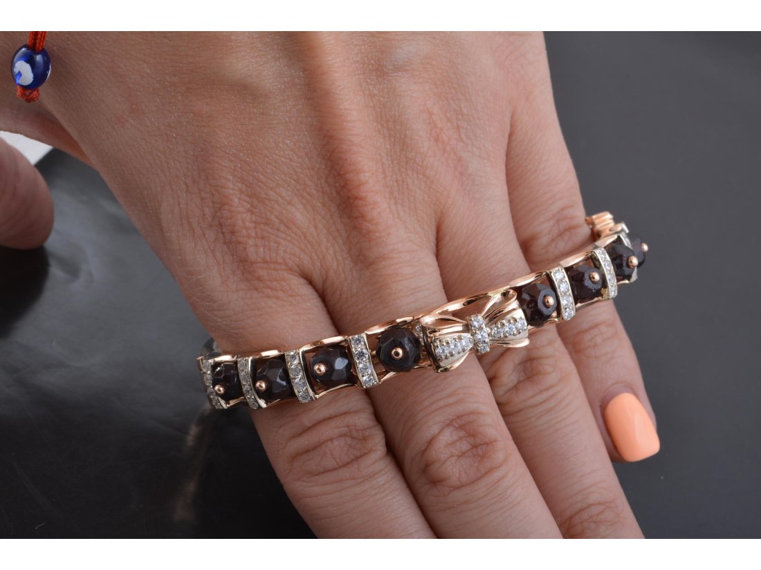 Жіночий браслет з гранатом