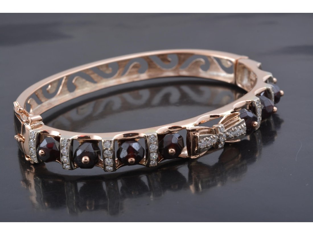 Жіночий браслет з гранатом