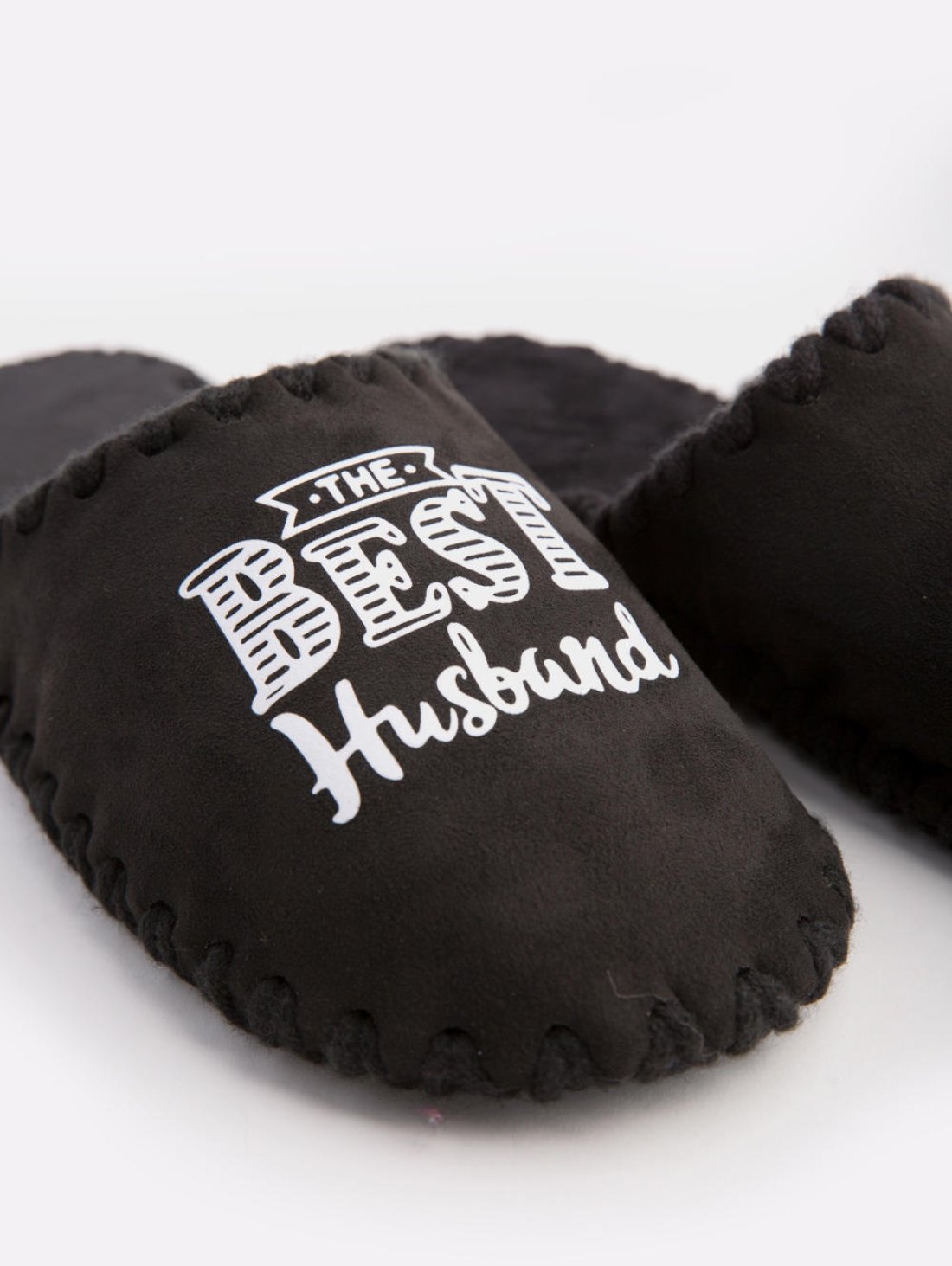 Закрытые мужские тапочки для дома Family Story. Черного цвета с надписью Best Husband Фото - 3