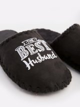 Закрытые мужские тапочки для дома Family Story. Черного цвета с надписью Best Husband Фото - 3