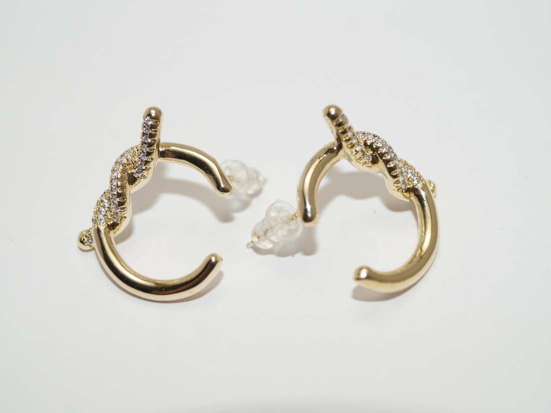 Сережки-гвоздики.