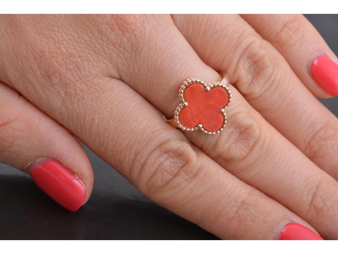 Каблучка з коралом у стилі Van cleef & Arpels - Купити