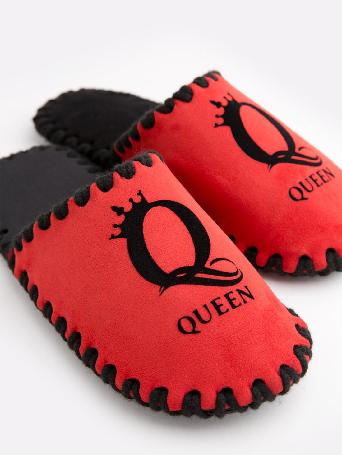 Закрытые Женские тапочки для дома с надписью Queen, Красного цвета. Family Story Фото- 3