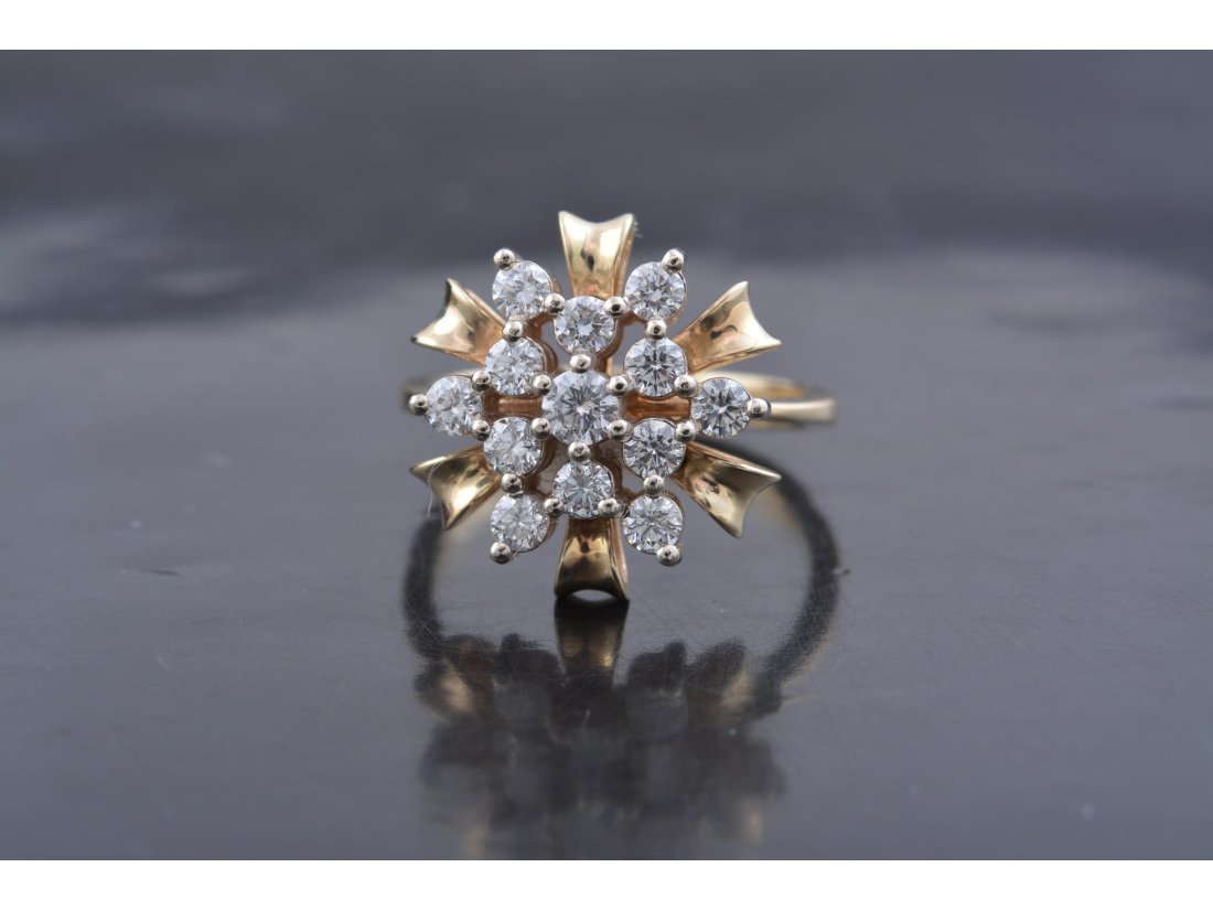 Жіноча каблучка з діамантами