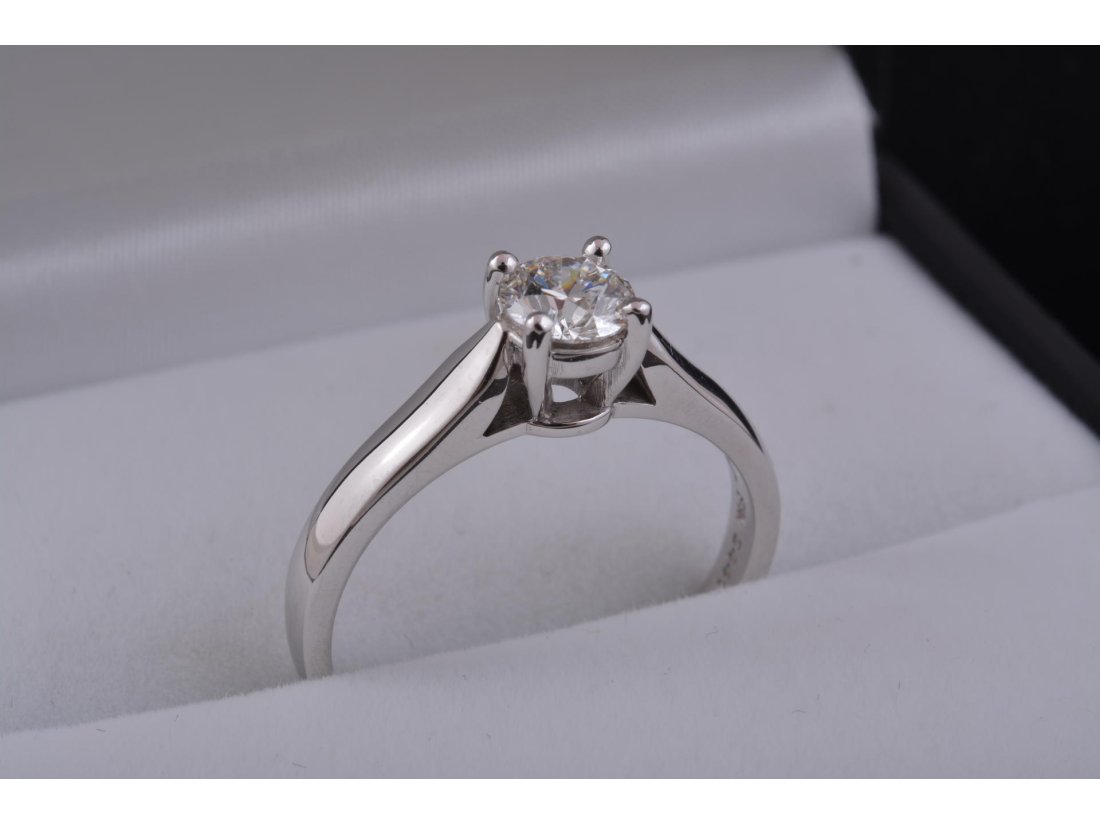 Каблучка заручна з білого золота