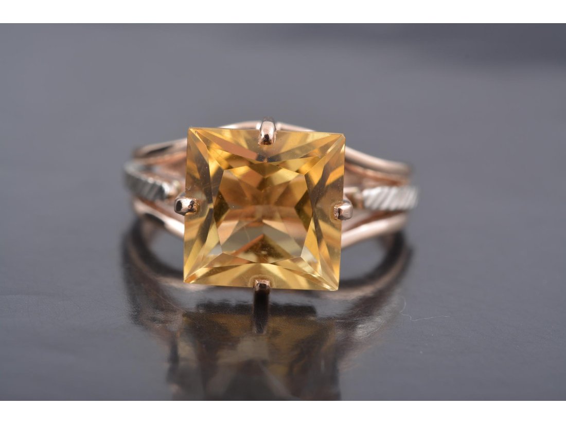 Жіноча каблучка з квадратним каменем