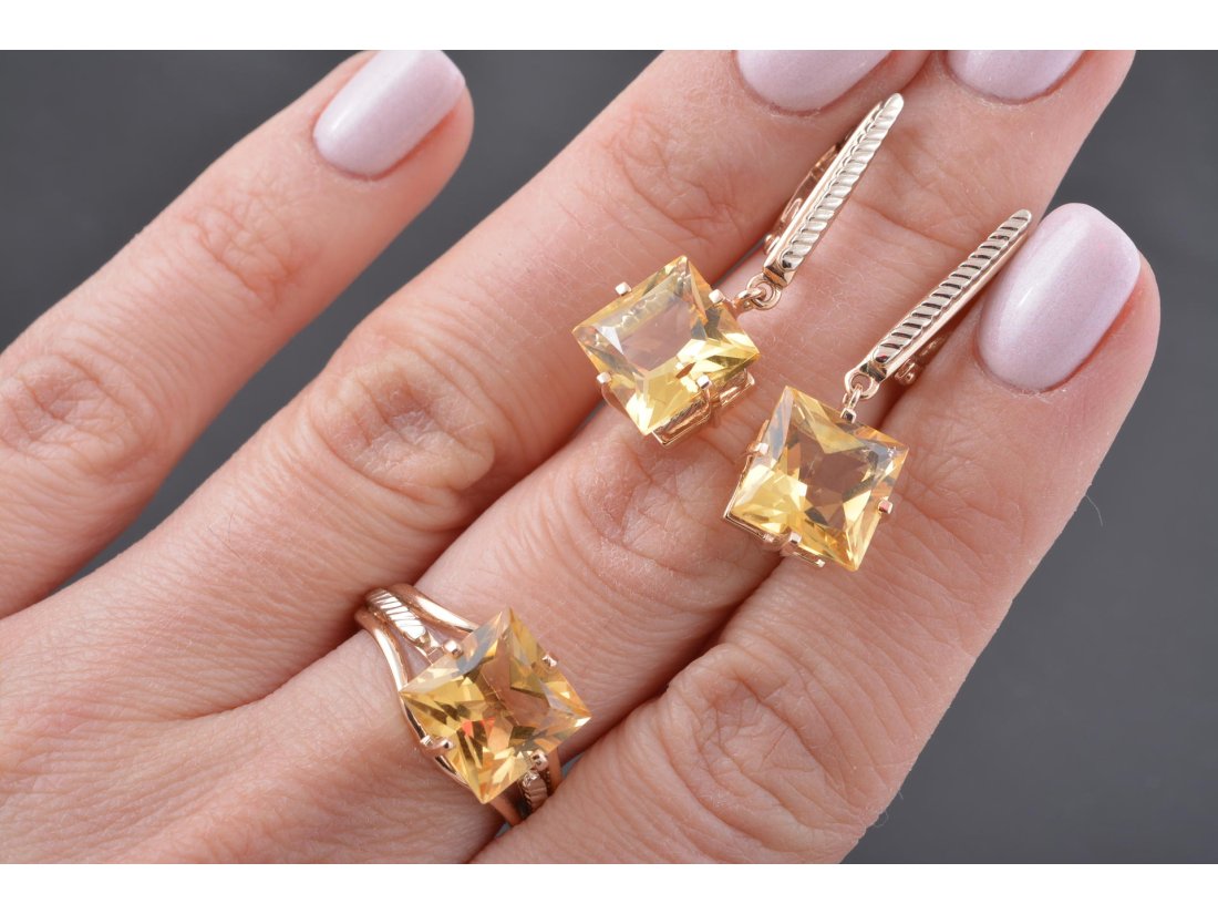 Гарнітур із квадратним каменем