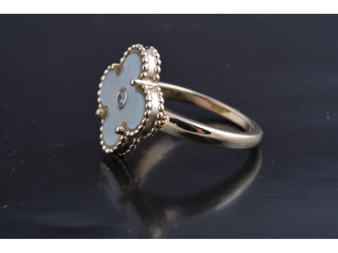 Каблучка чотирилистої квітки у стилі Van Cleef & Arpels