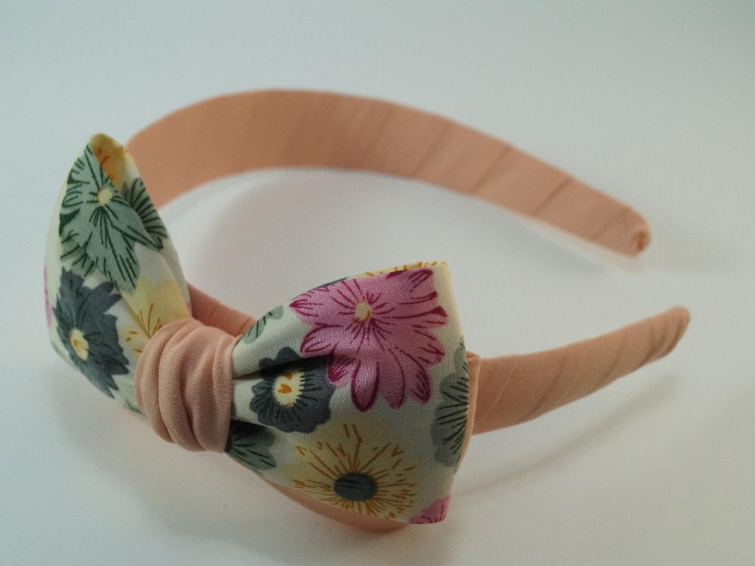 Ободок з бантом.