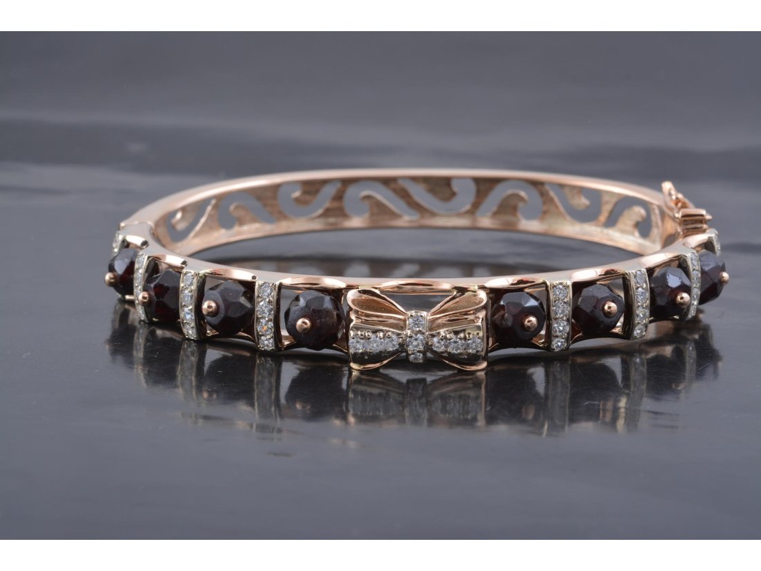 Жіночий браслет з гранатом