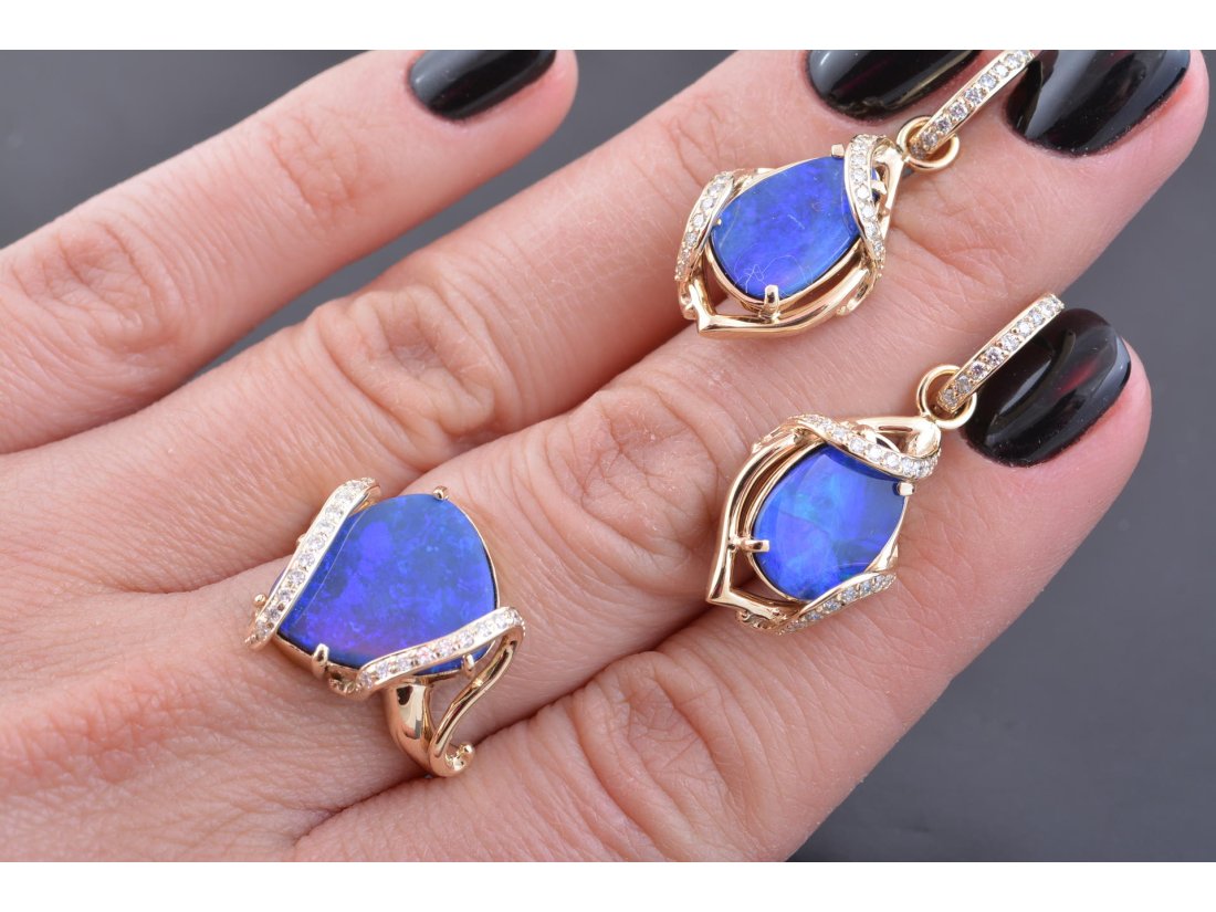 Гарнітур із опалами