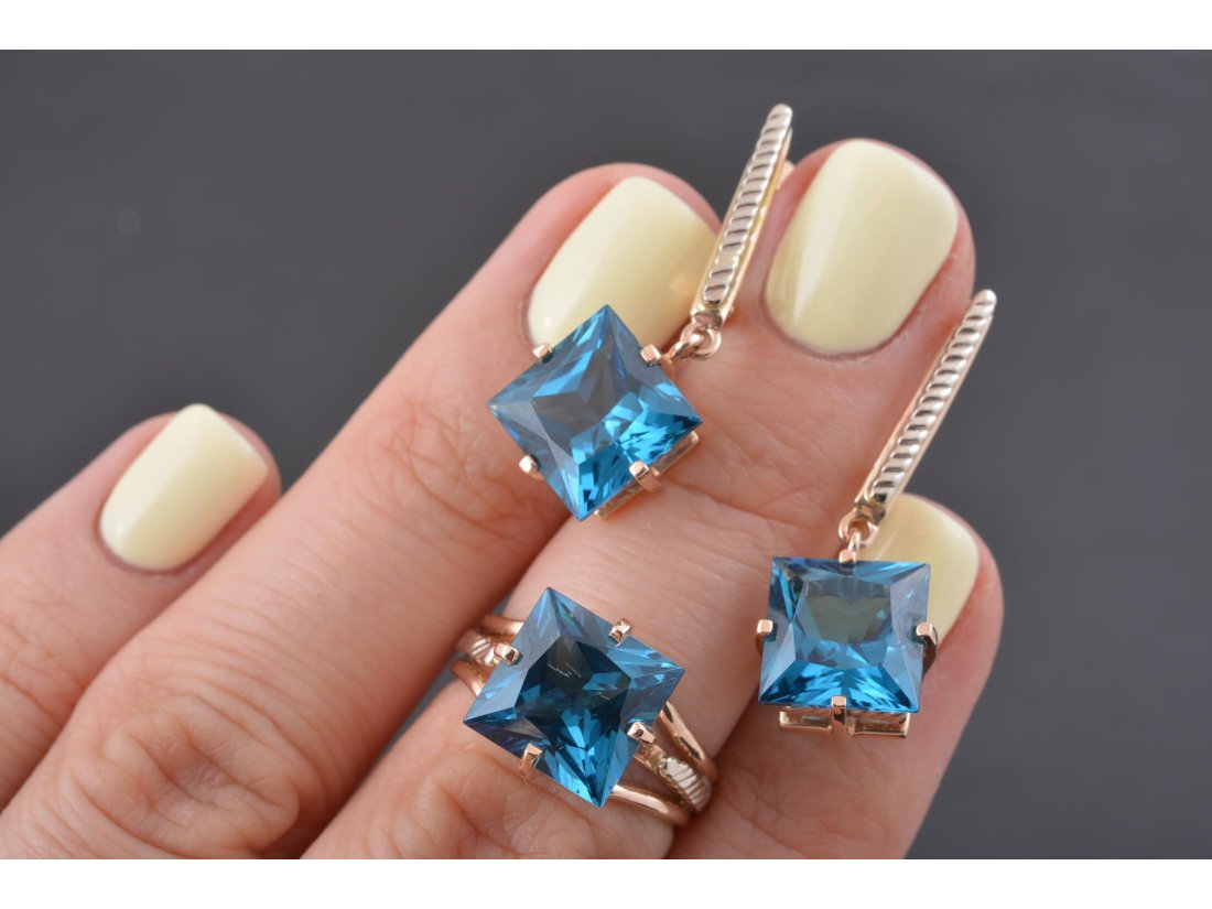 Гарнітур із квадратним каменем