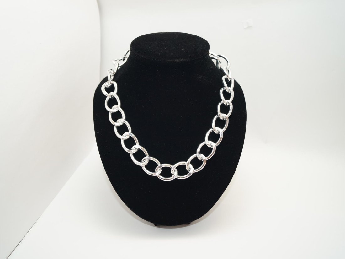 Ланцюжок на шию.