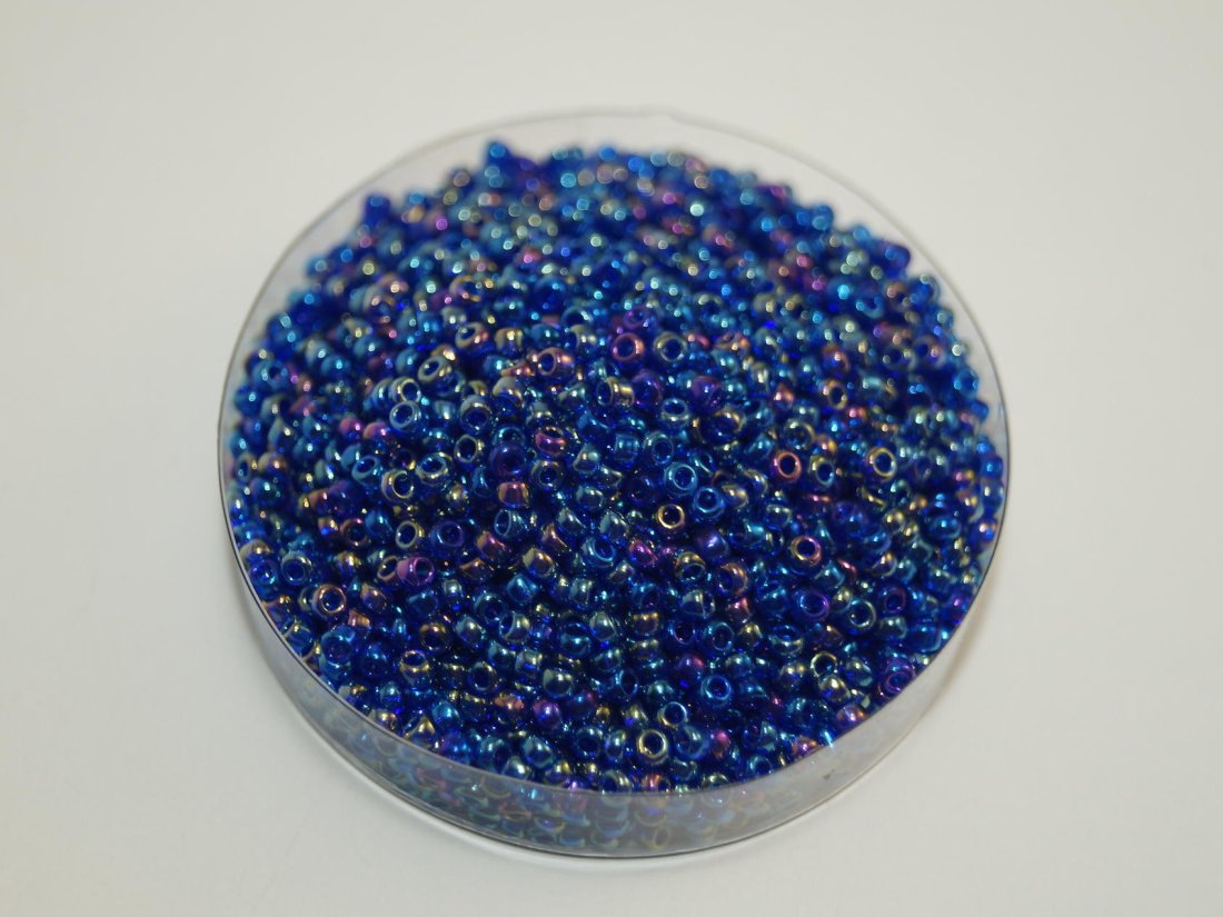 Бісер дрібний каліброванний.