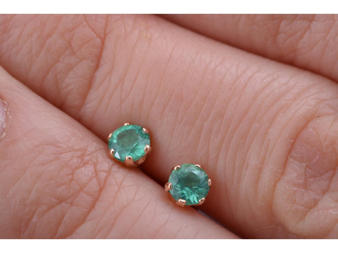 Сережки пусети зі смарагдом - Купити