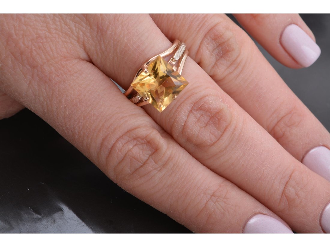 Жіноча каблучка з квадратним каменем