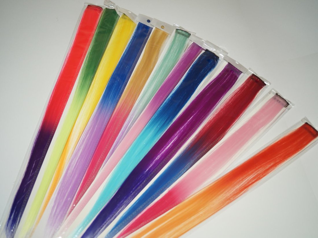 Пасма для волосся на гребінці.