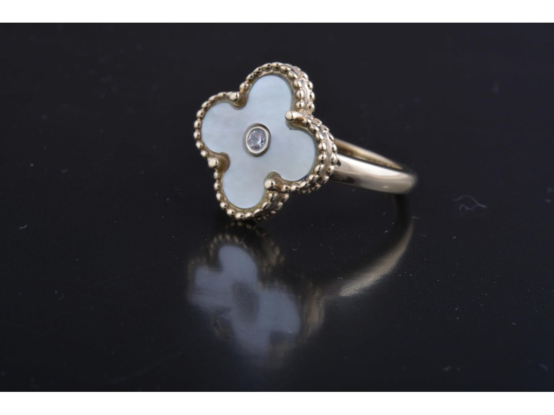 Каблучка чотирилистої квітки у стилі Van Cleef & Arpels