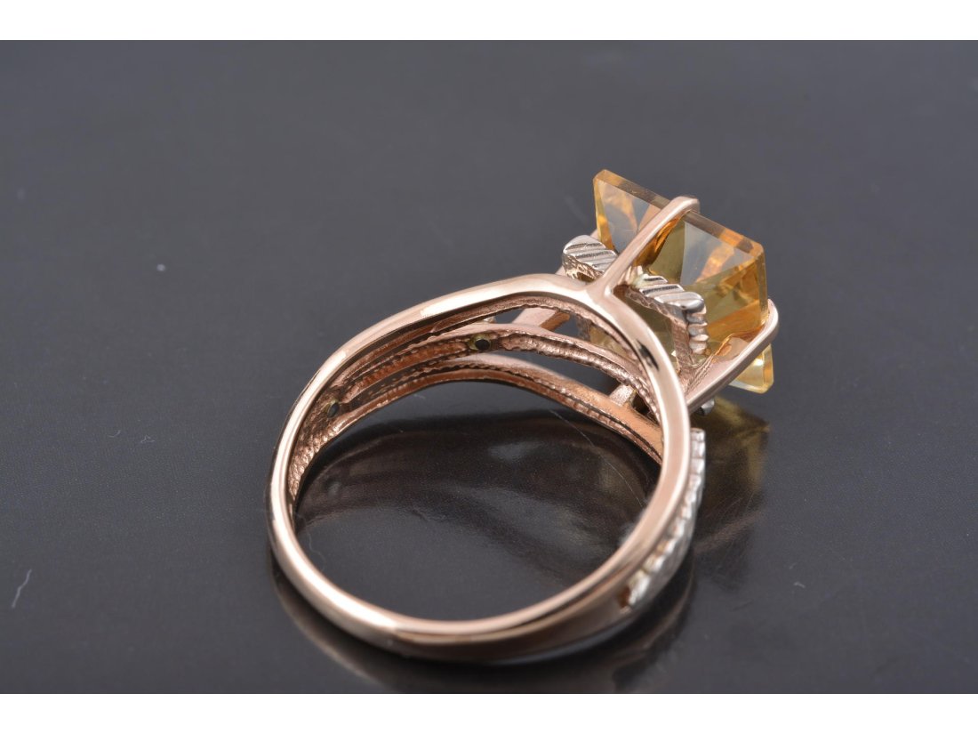 Жіноча каблучка з квадратним каменем