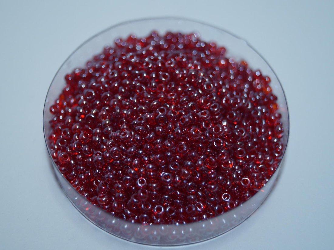 Бісер дрібний каліброванний.