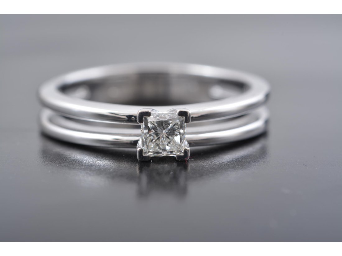 Каблучка з діамантом