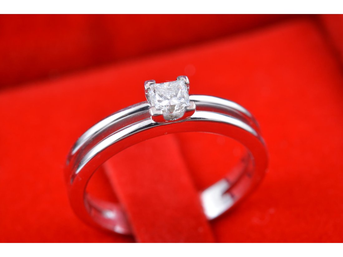 Каблучка з діамантом