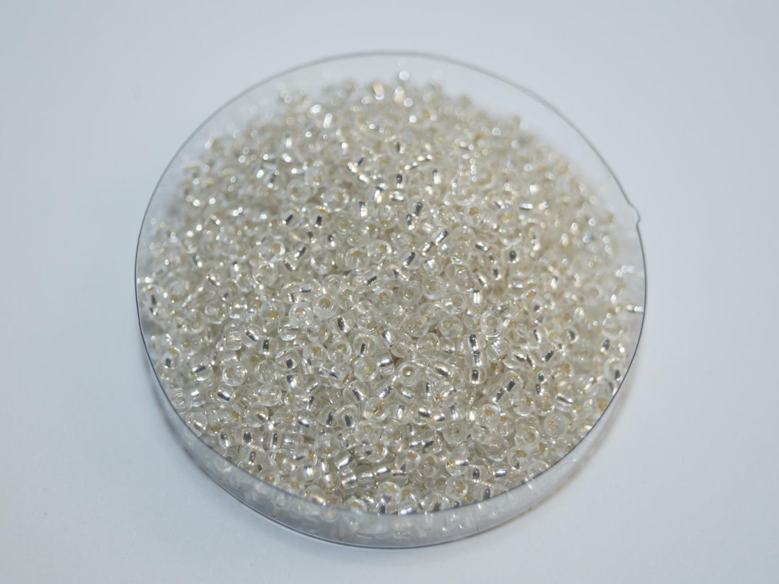 Бісер дрібний каліброванний.
