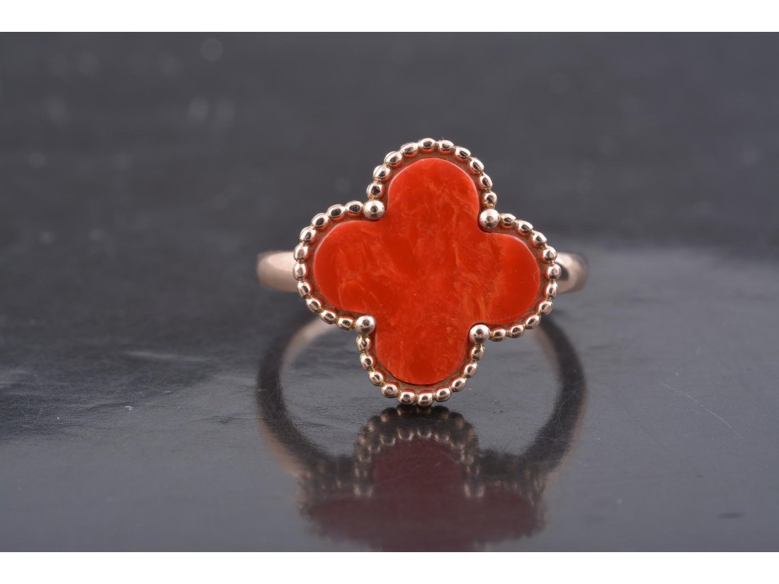 Каблучка з коралом у стилі Van cleef & Arpels