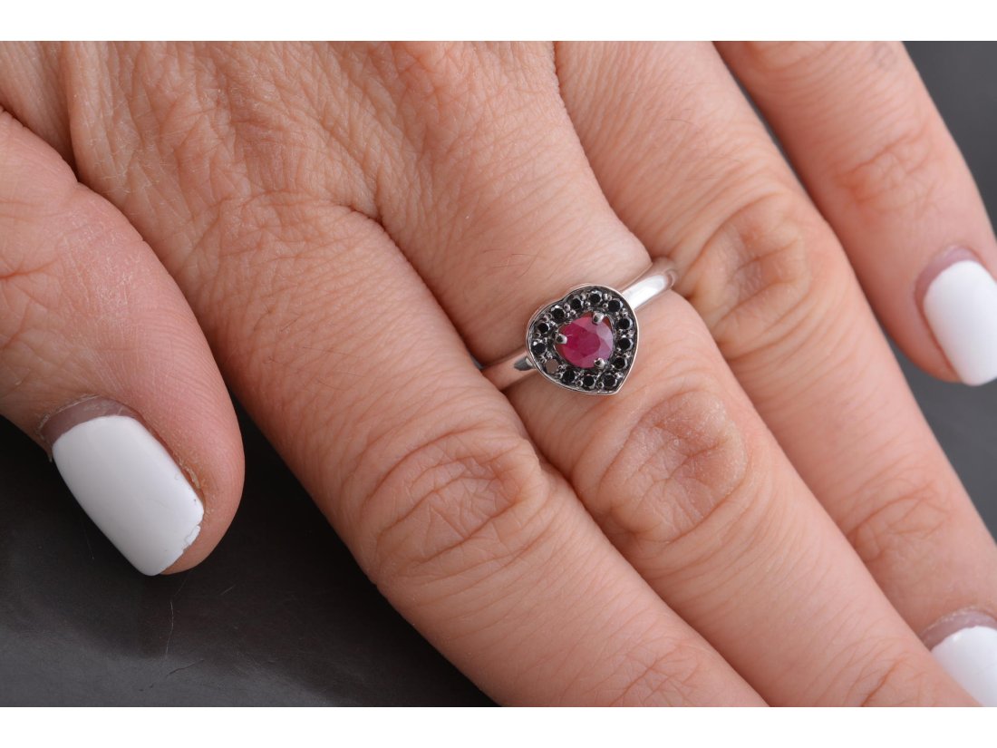 Каблучка &quot;Серце&quot; з рубіном та чорними діамантами - Купити