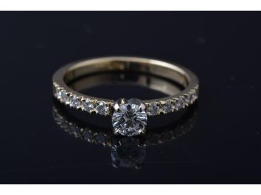 Каблучка із діамантами на заручини - Фото Каблучка із діамантами на заручини - Купити