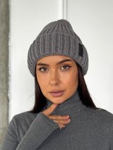 Стильна в’язана шапка з фактурною в’язкою INNOE 950234-1 Сірий