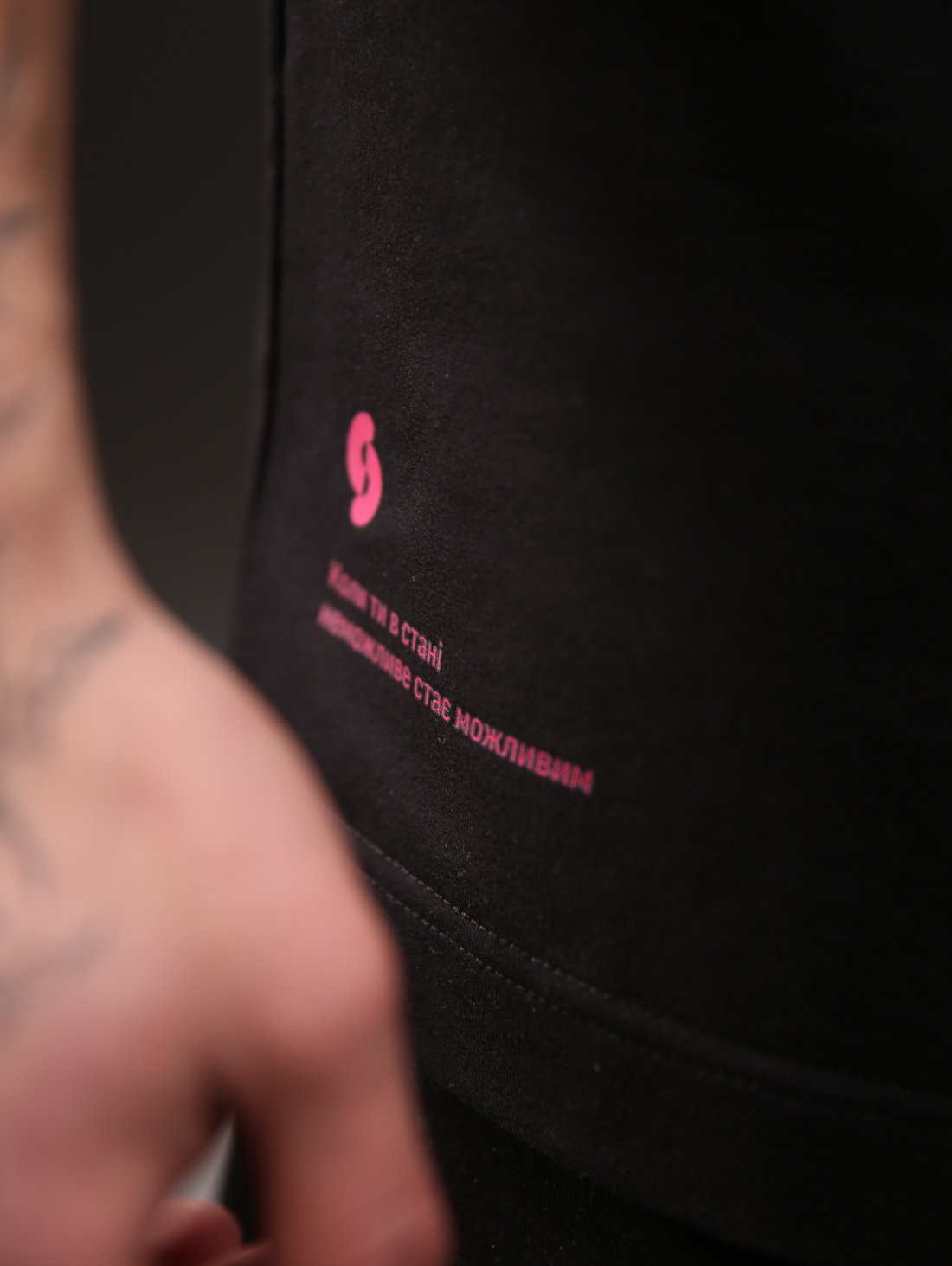 Футболка стану багатства з принтом Магніт для грошей, черного кольору копия