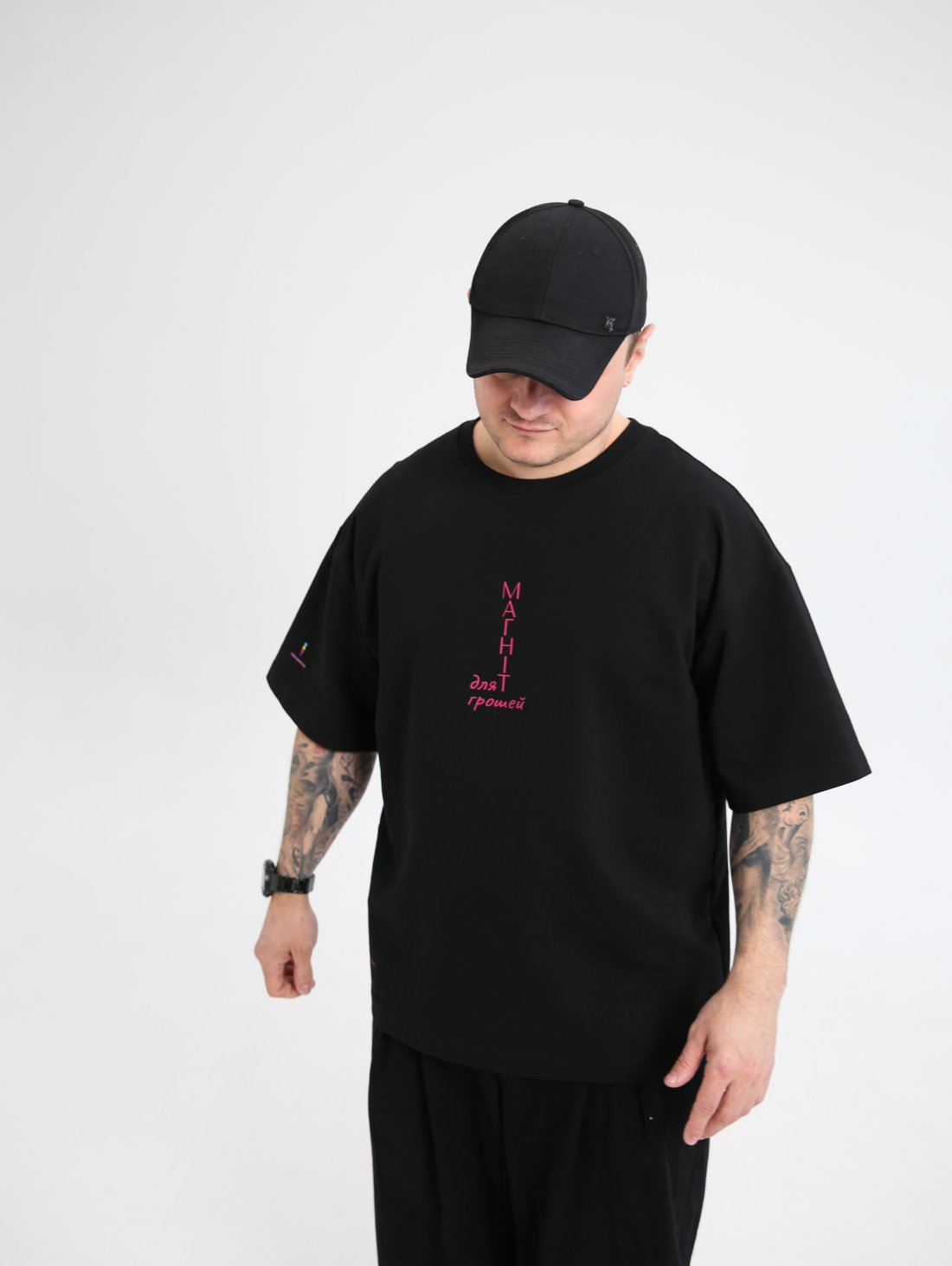 Футболка стану багатства з принтом Магніт для грошей, черного кольору копия