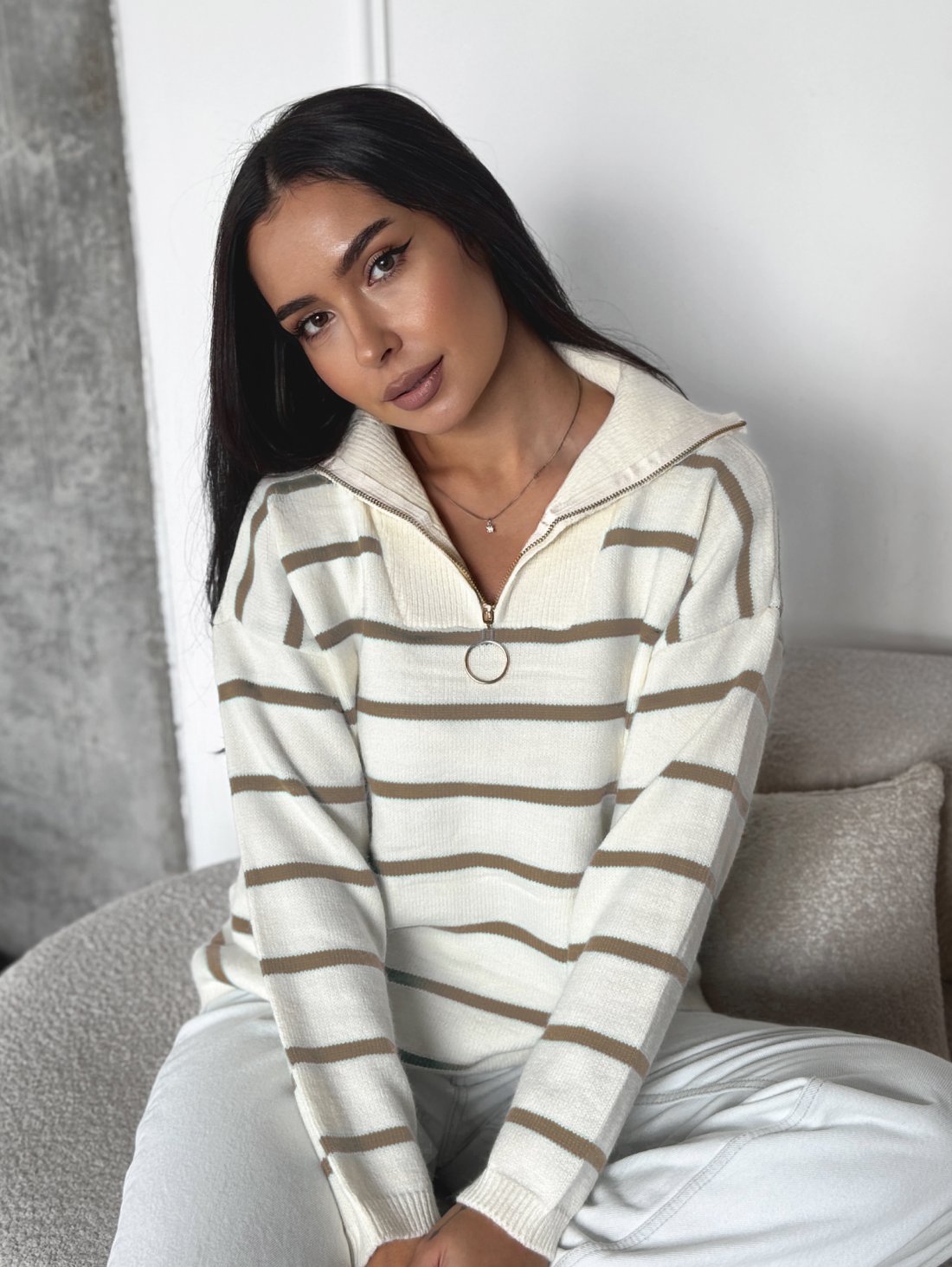 Комфортний светр з коміром-стійкою INNOE 300064-1 Бежевий