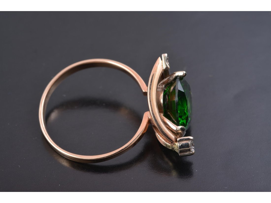 Жіноча каблучка із зеленим каменем