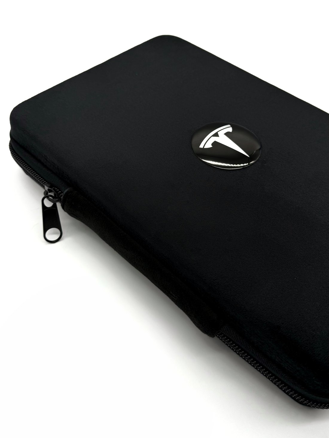 Подарунковий бокс з відкритими капчиками та мішечком з оригінальним авто-значком Tesla