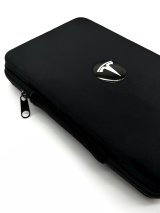 Подарунковий бокс з відкритими капчиками та мішечком з оригінальним авто-значком Tesla