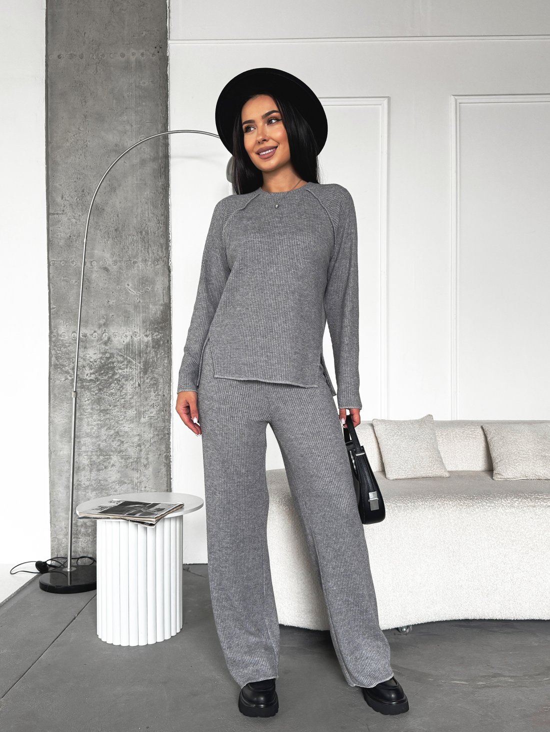 В’язаний костюм з дизайнерськими деталями INNOE 210370-1 Сірий