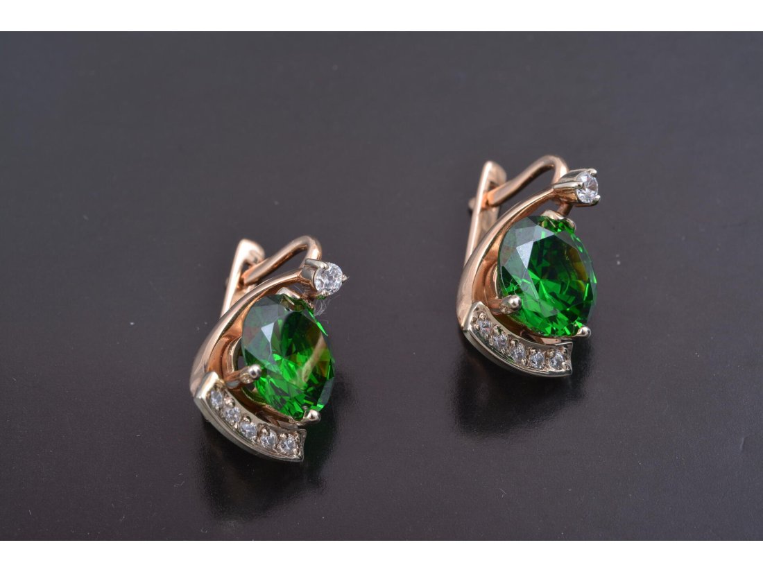 Сережки із зеленим камінням