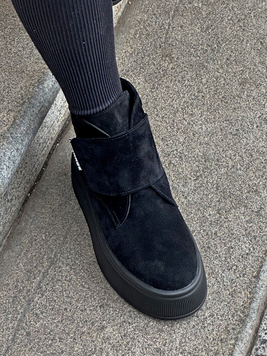 Практичні зимові черевики з натуральної замші INNOE 777562-4 Чорний