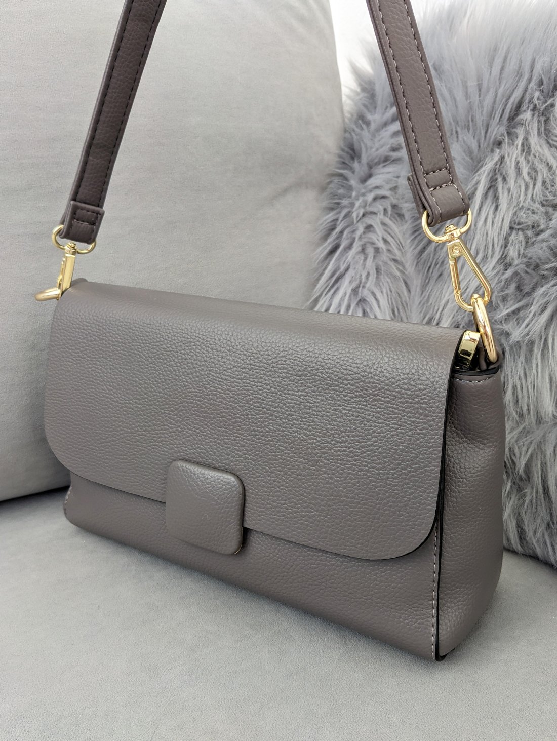 Стильна сумка Minimal Accent з декоративною кнопкою-пряжкою INNOE 350013-1 Тауп - Купити