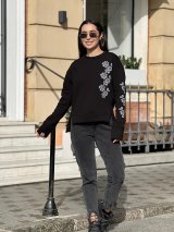 Стильний світшот декорований вишивкою 230226-3